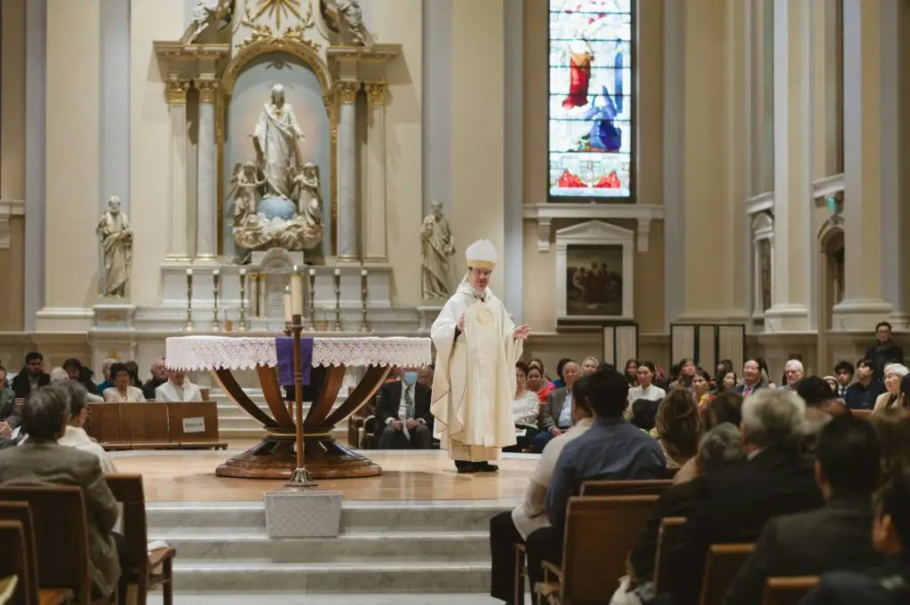 Peut-on croire en Dieu sans aller à la messe ?