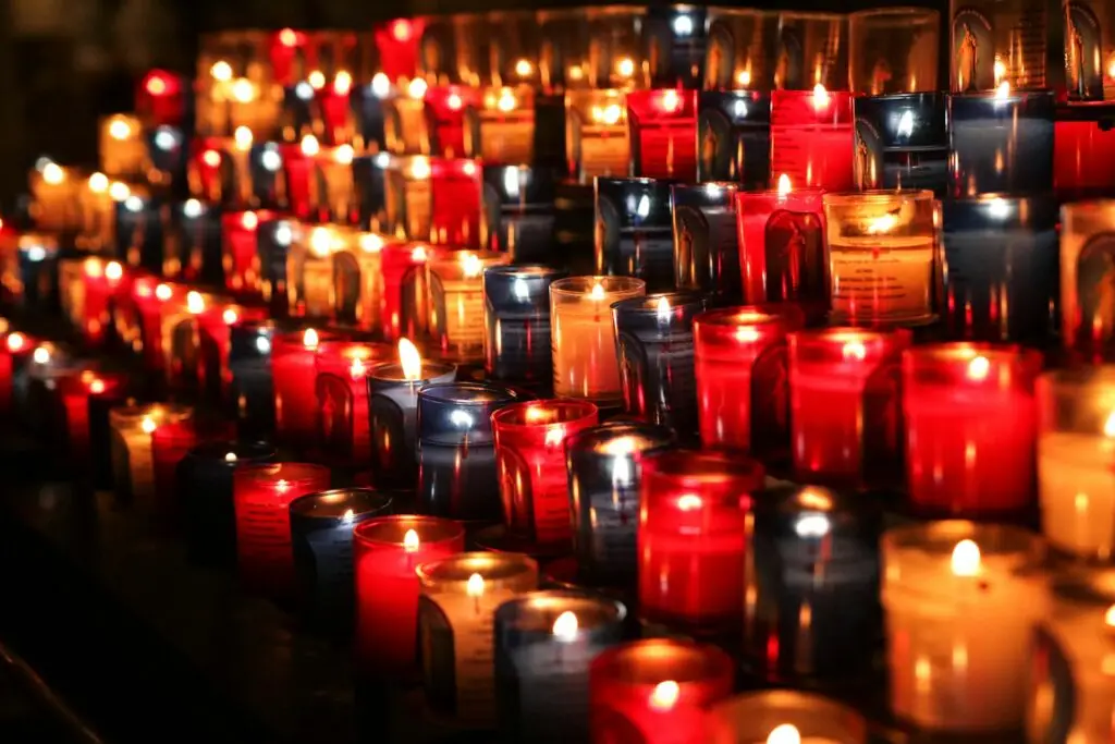 Pourquoi allumer un cierge dans une église ?